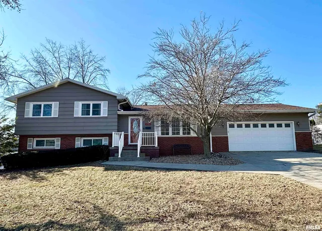 $227,500 | 15 Forest Park East, Jacksonville, IL 62650