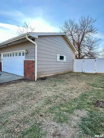 $227,500 | 15 Forest Park East, Jacksonville, IL 62650
