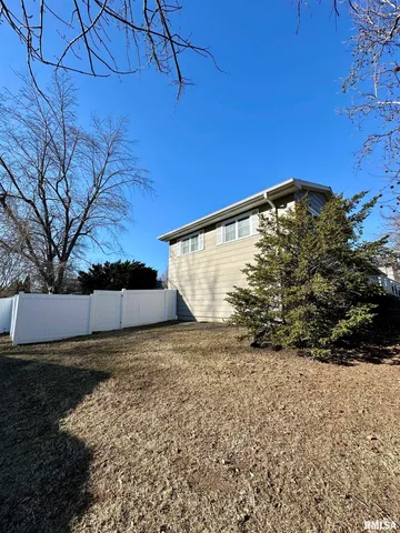 $227,500 | 15 Forest Park East, Jacksonville, IL 62650