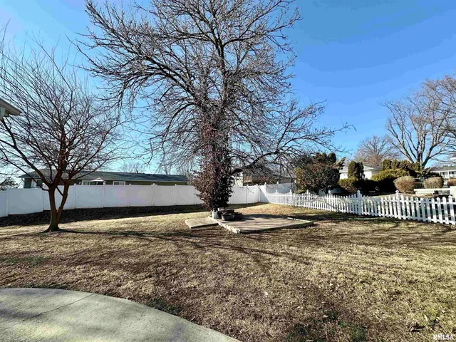 $227,500 | 15 Forest Park East, Jacksonville, IL 62650