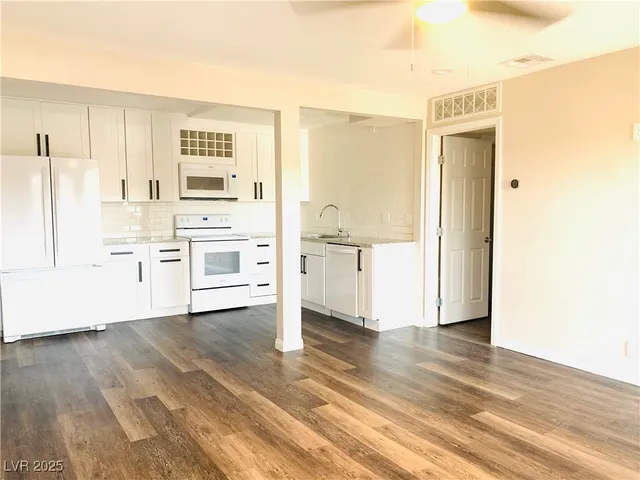 $900 | 595 South Royal Crest Circle, Unit 16, Las Vegas, NV 89169