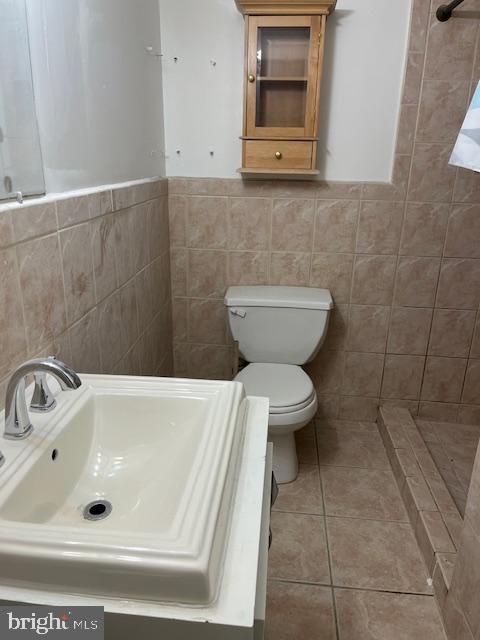 1324 Locust Street, Unit 715 Philadelphia, PA 19107 - Photo 2 of 4 a bathroom with a toilet and a sink