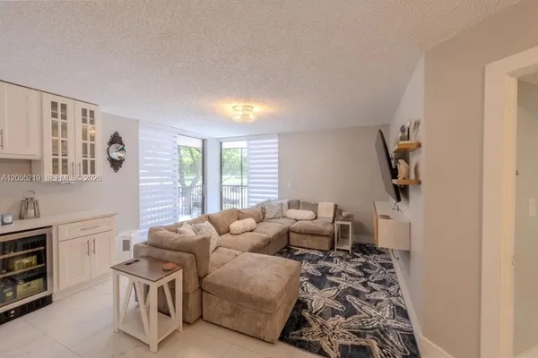 $3,250 | 10451 West Broward Boulevard, Unit 201, Plantation, FL 33324