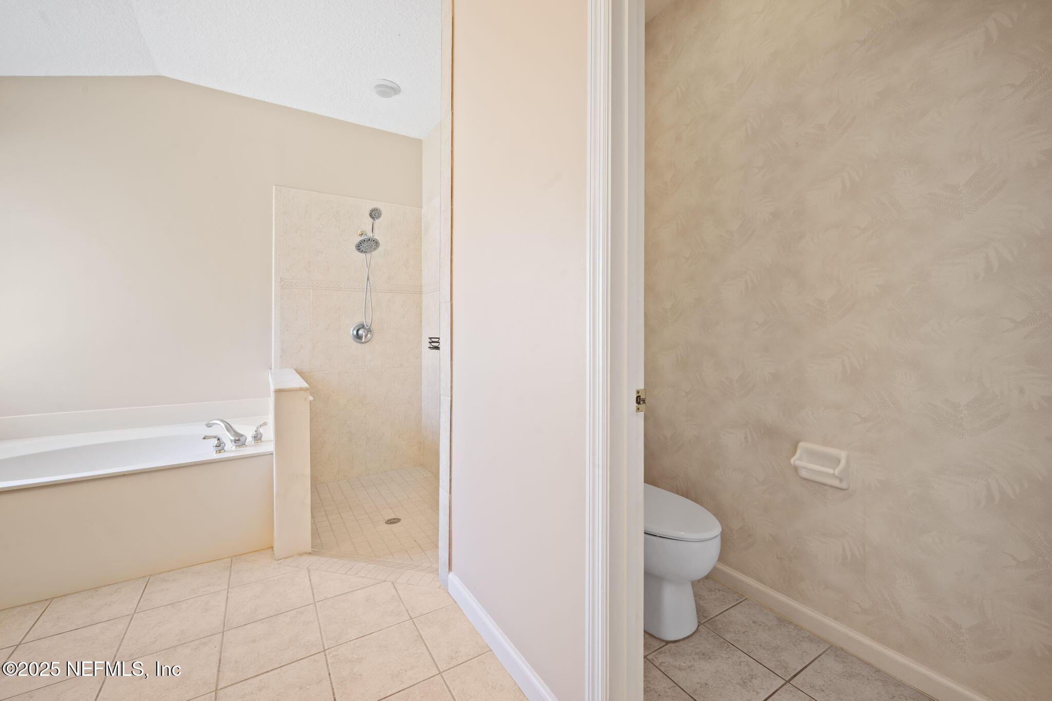 96316 Ridgewood Circle Fernandina Beach, FL 32034 - Photo 20 of 32 a bathroom with a bathtub and a toilet