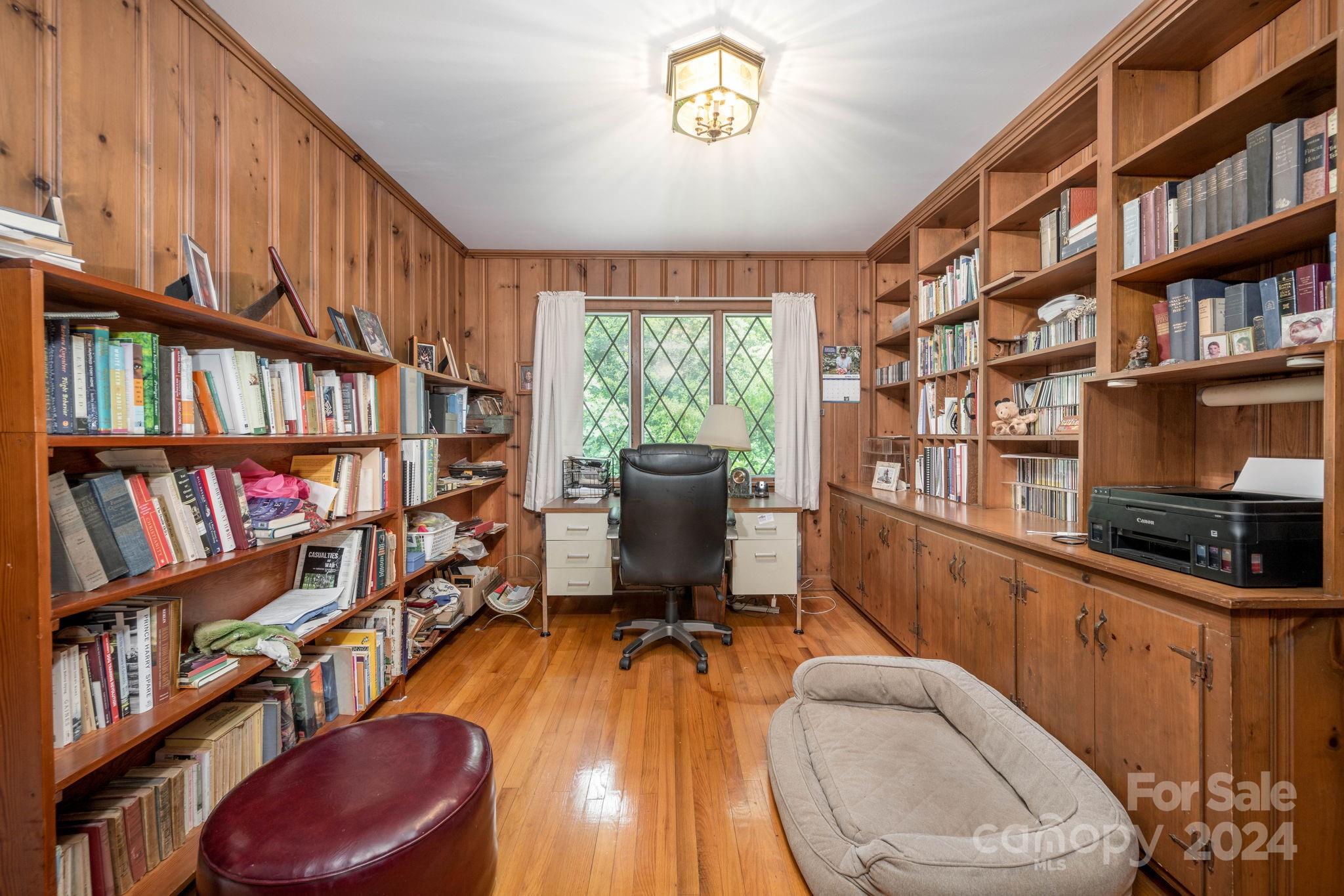 559 Lorimer Road Davidson, NC 28036 - Photo 17 of 39 a living room with fish tank and a bookshelf