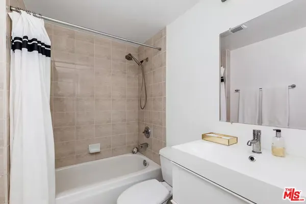 $6,700 | 2960 Neilson Way, Unit 203, Santa Monica, CA 90405