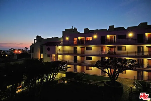 $6,700 | 2960 Neilson Way, Unit 203, Santa Monica, CA 90405