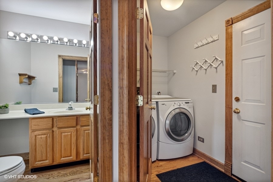 208 South Rush Street Itasca, IL 60143 - Photo 10 of 33 a en suite bathroom with a sink a mirror and a shower