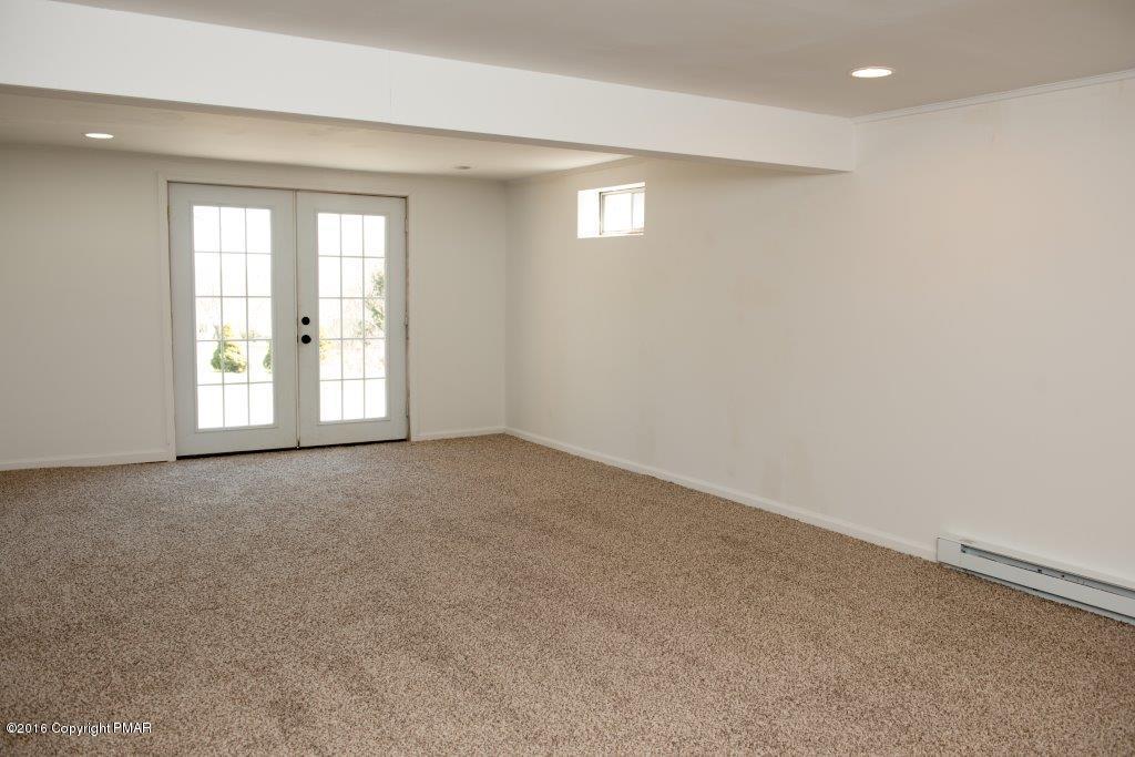 114 Winter Hill Road Effort, PA 18330 - Photo 18 of 25 Family Room