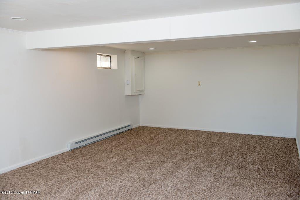 114 Winter Hill Road Effort, PA 18330 - Photo 19 of 25 Family Room