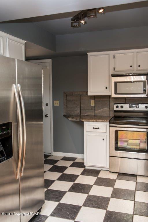114 Winter Hill Road Effort, PA 18330 - Photo 6 of 25 Kitchen