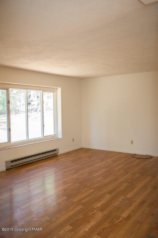 114 Winter Hill Road Effort, PA 18330 - Photo 8 of 25 Living Room