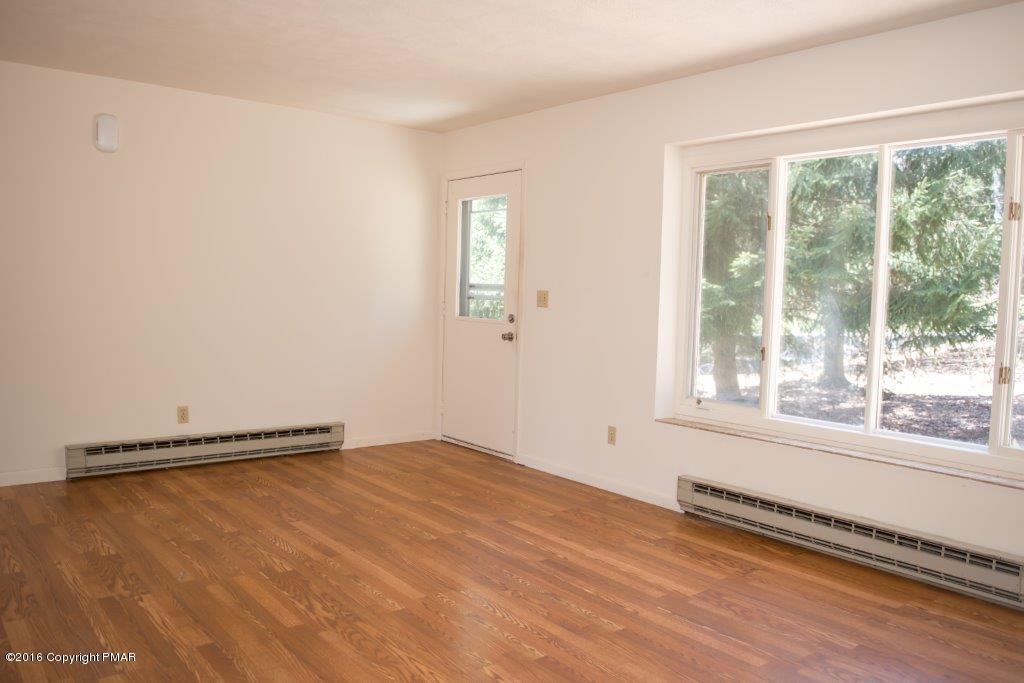 114 Winter Hill Road Effort, PA 18330 - Photo 9 of 25 Living Room w/ Bay Window