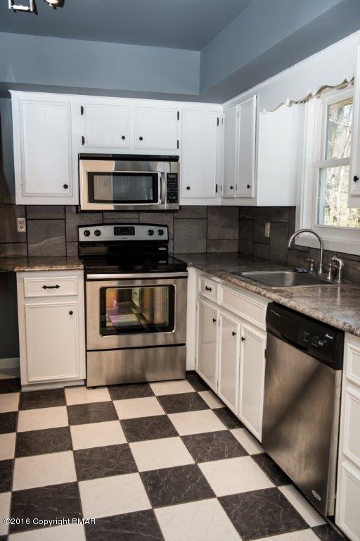 114 Winter Hill Road Effort, PA 18330 - Photo 10 of 25 Kitchen