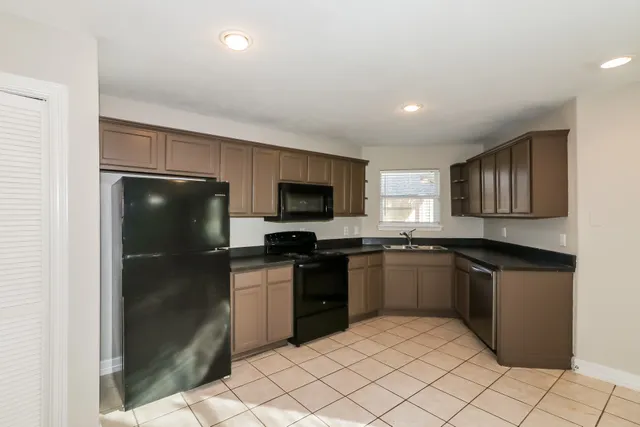 $1,895 | 214 North Native Lane, Houston, TX 77022