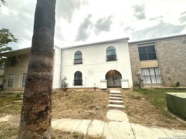 a view of a house with a backyard