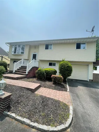 $2,200 | Undisclosed Address, Lindenhurst, NY 11757