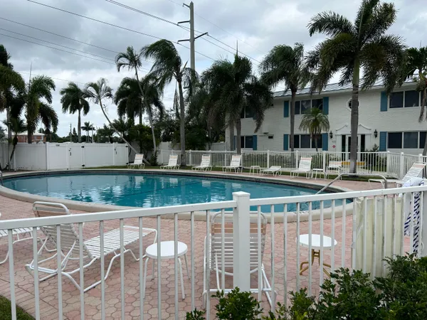 a view of a yard in front of house