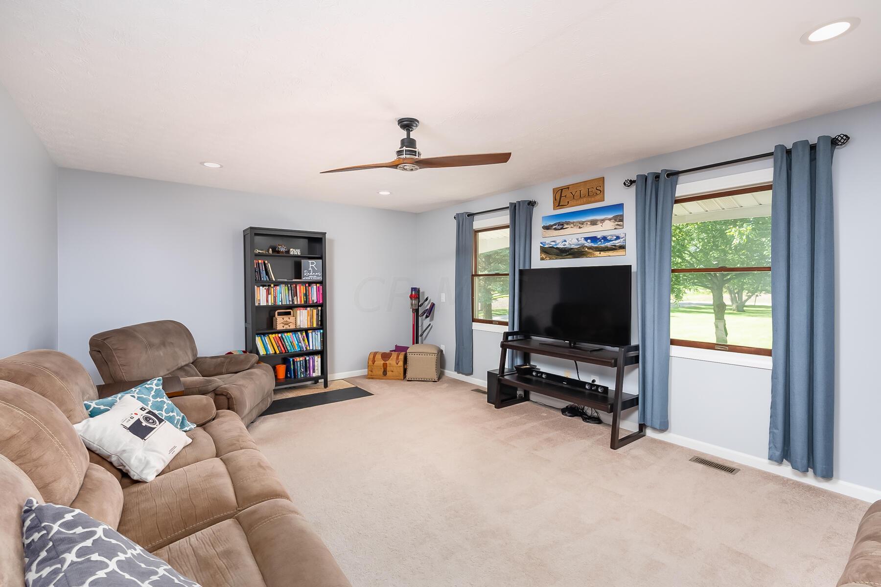 2040 Penry Road Radnor, OH 43066 - Photo 29 of 61 Living Room