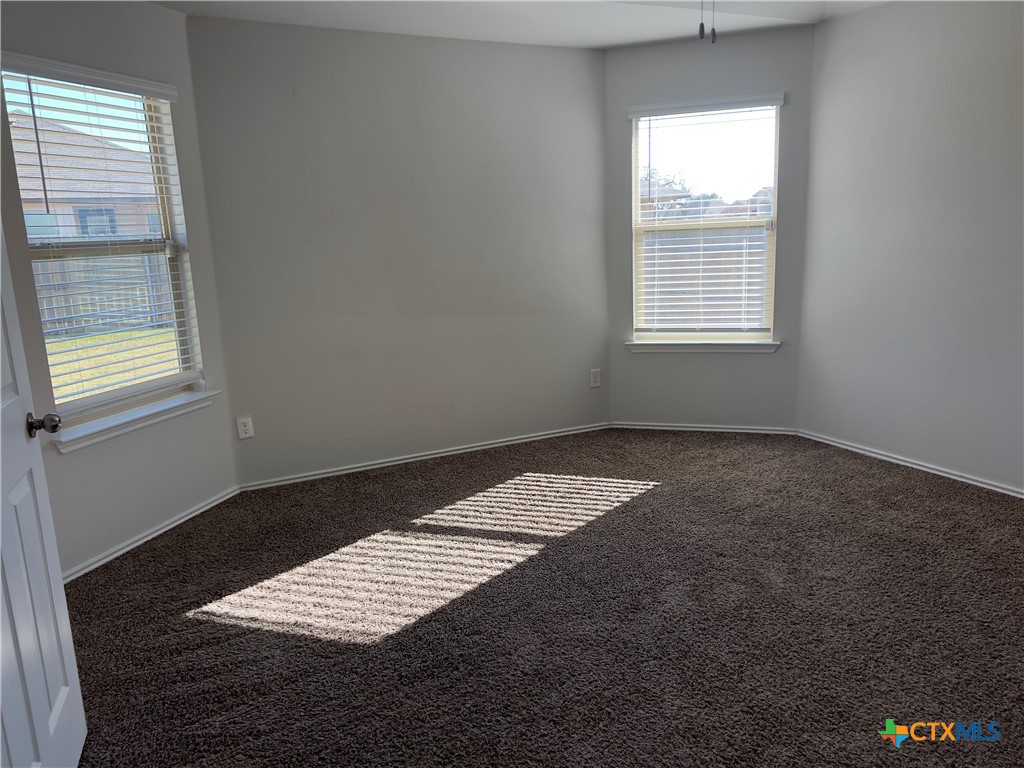 302 Saddleback Trail Killeen, TX 76542 - Photo 17 of 33 an empty room with a window