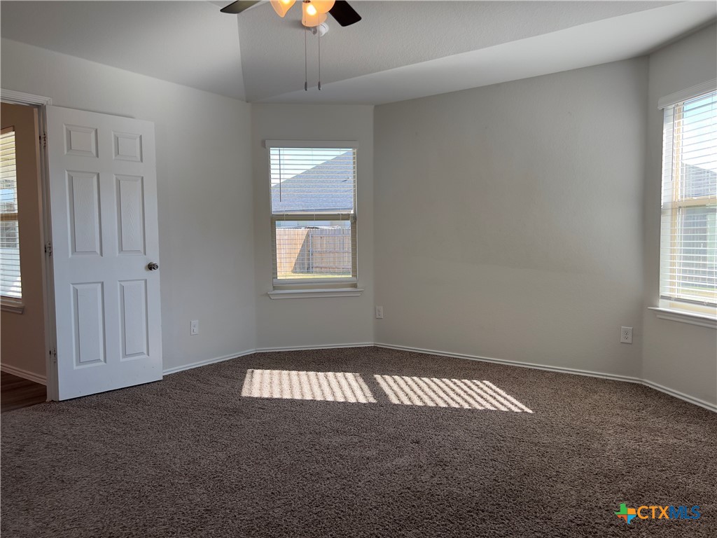 302 Saddleback Trail Killeen, TX 76542 - Photo 18 of 33 an empty room with windows