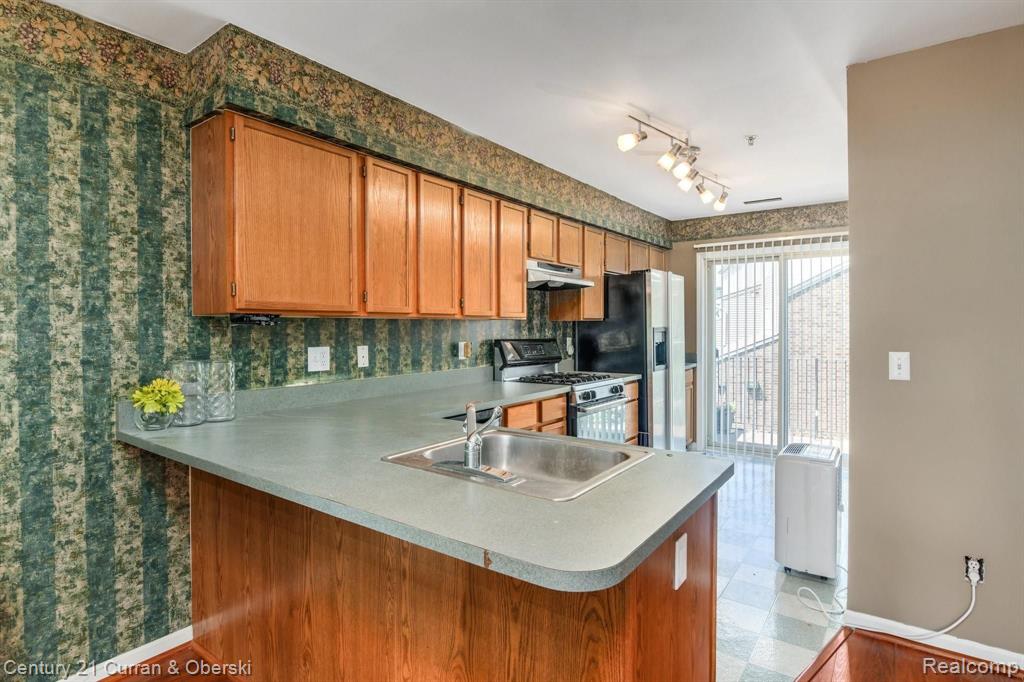 4211 Schaefer Road Dearborn, MI 48126 - Photo 12 of 28