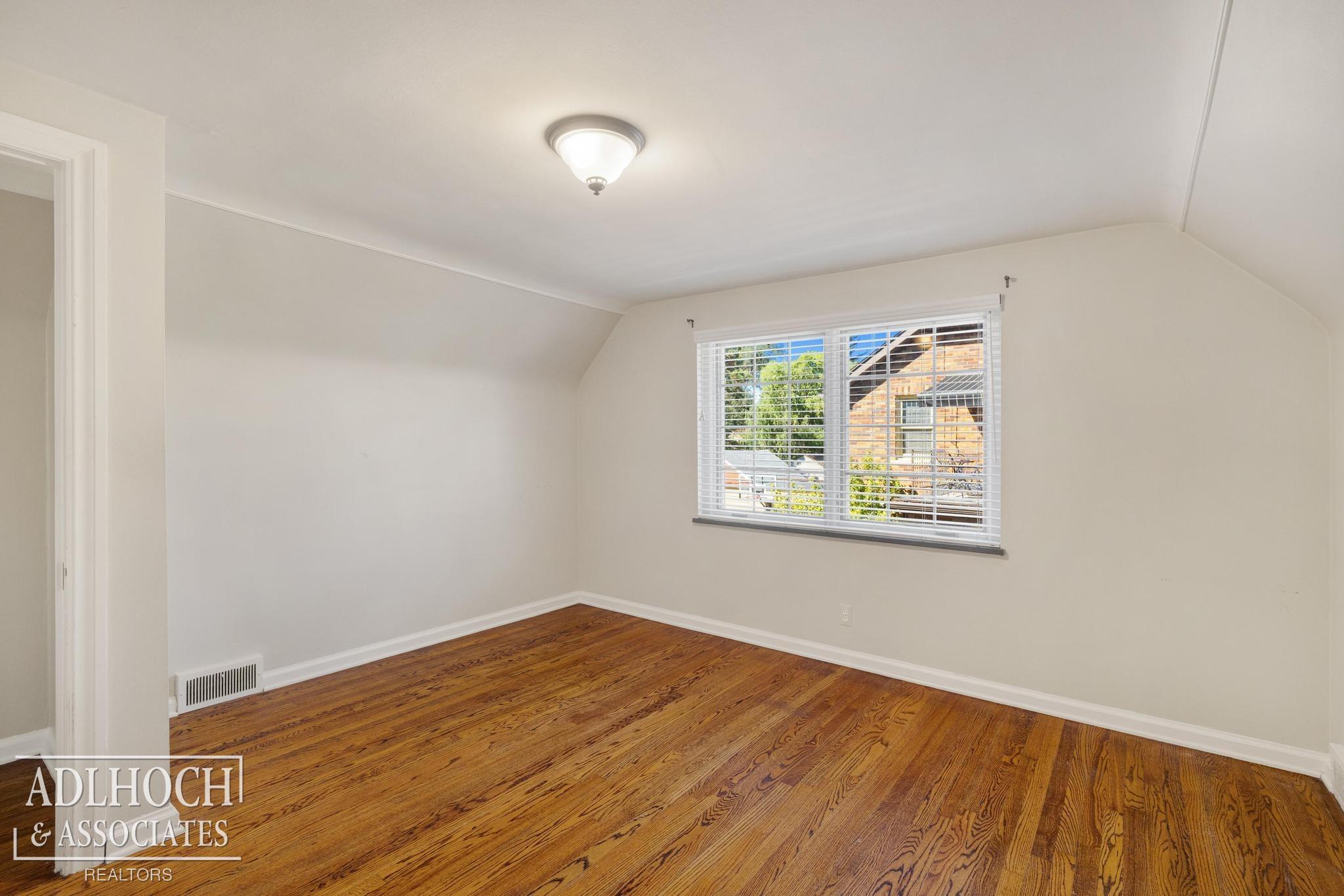 869 Rivard Boulevard Grosse Pointe, MI 48230 - Photo 18 of 25 50190961-eb6dfb66-346e-41ae-b2be-d083d464440e.JPG