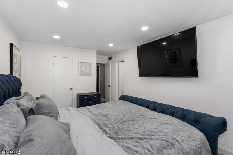 40 Bennington Square Hackettstown, NJ 07840 - Photo 18 of 23 a bedroom with a bed and a television
