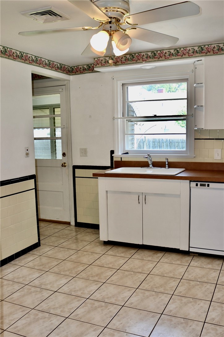 52 Kenyon Road Cranston, RI 02910 - Photo 7 of 21 Gallery Image 7
