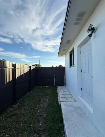 a view of backyard with pathway