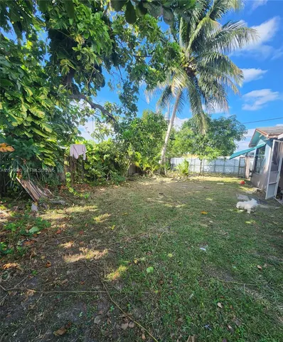 a view of yard with green space