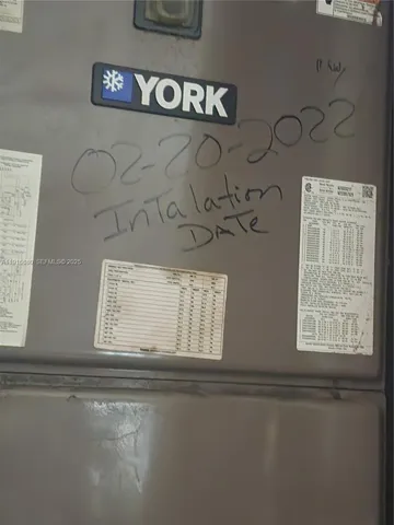 a view of empty room with window