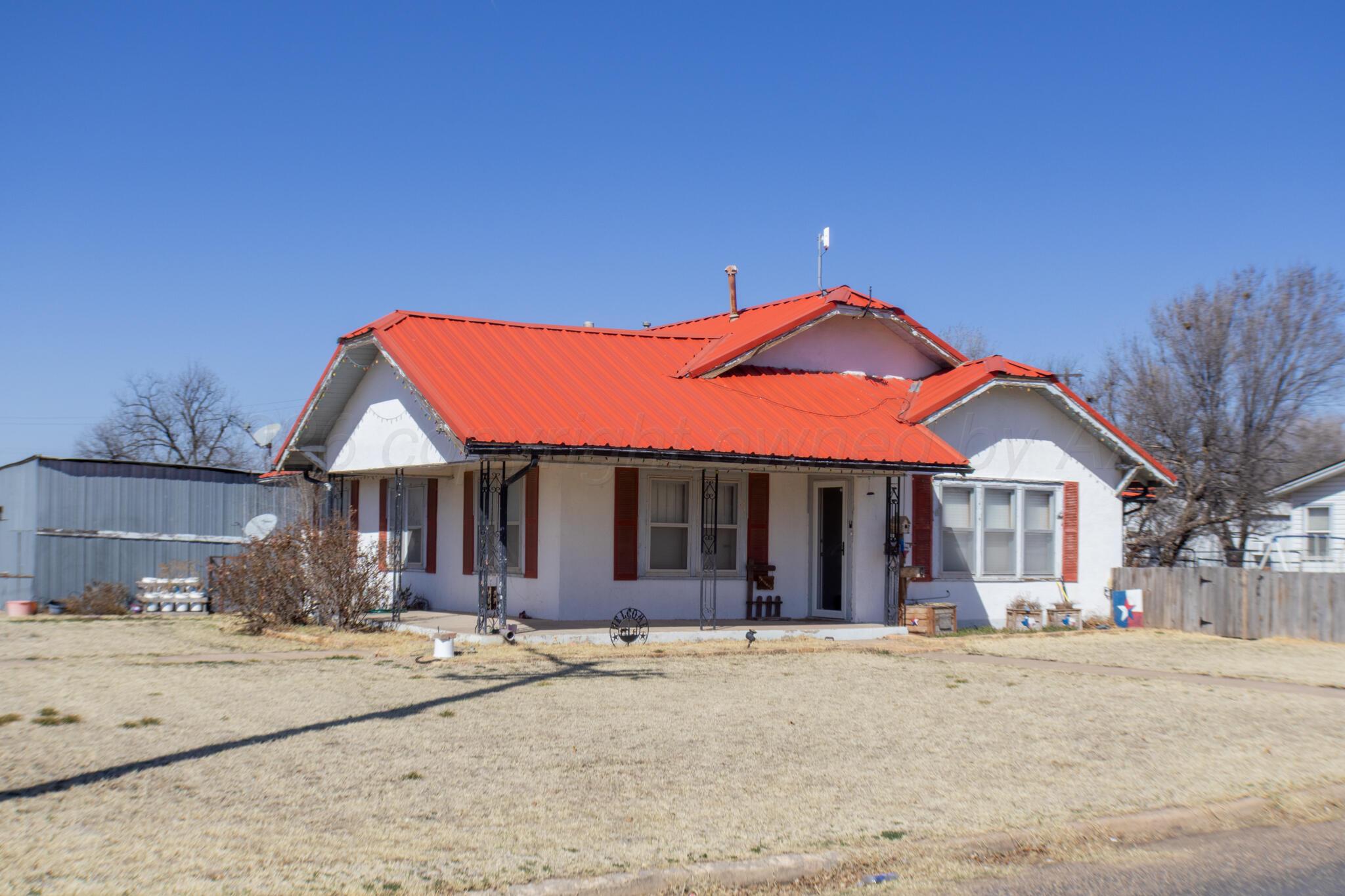 801 North Main Street McLean, TX 79057 - Photo 2 of 24 a front view of a house with a yard