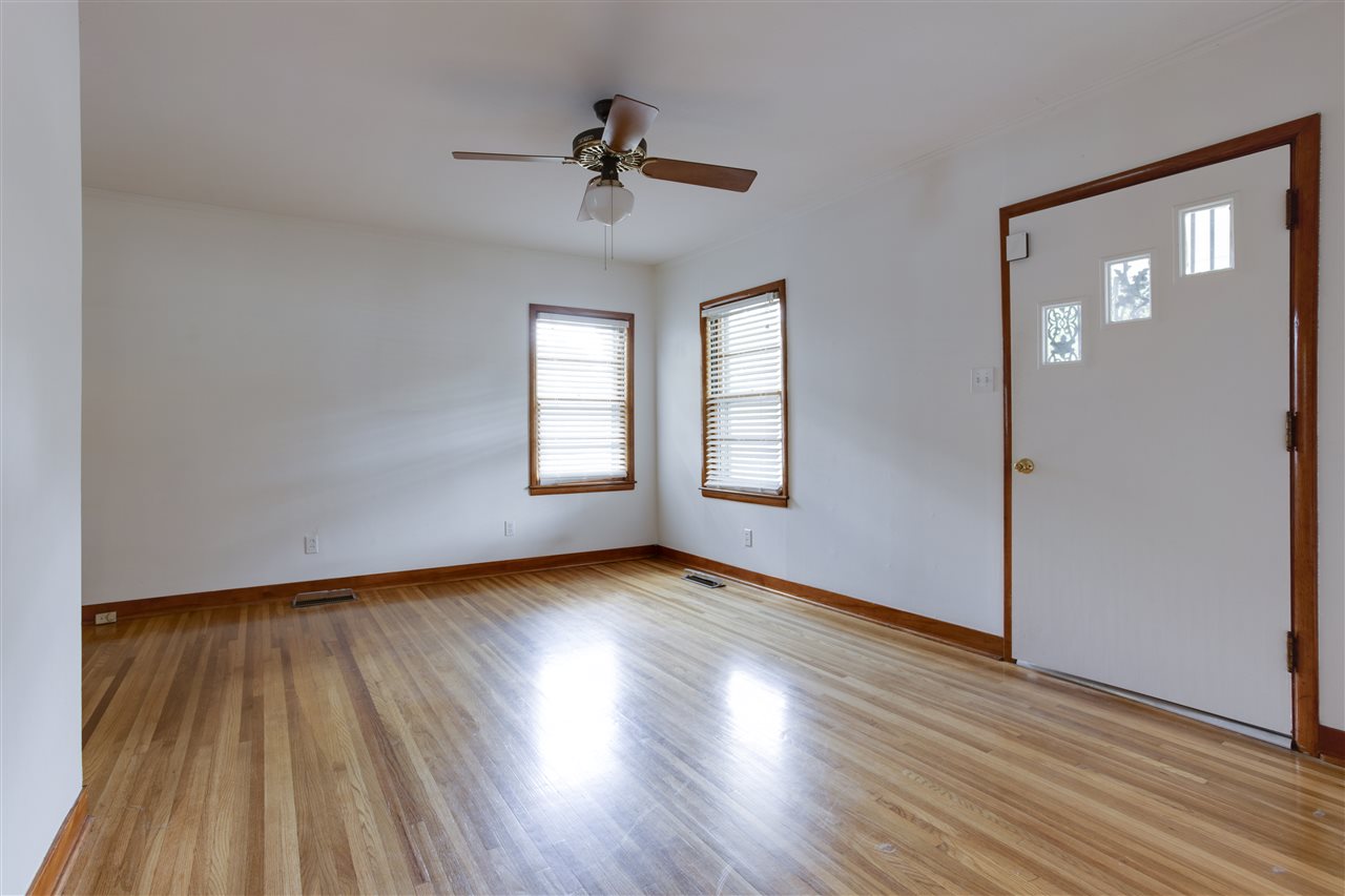 4788 Flamingo Road Memphis, TN 38117 - Photo 3 of 12 Spacious living room.