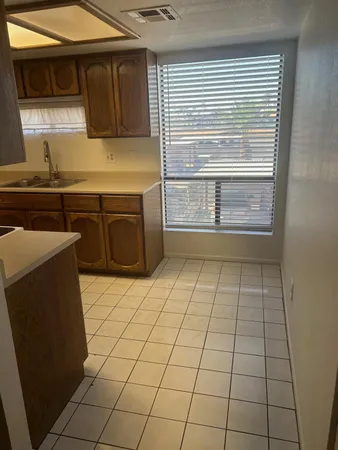 $1,300 | 3301 East Earll Drive, Unit 221, Phoenix, AZ 85018