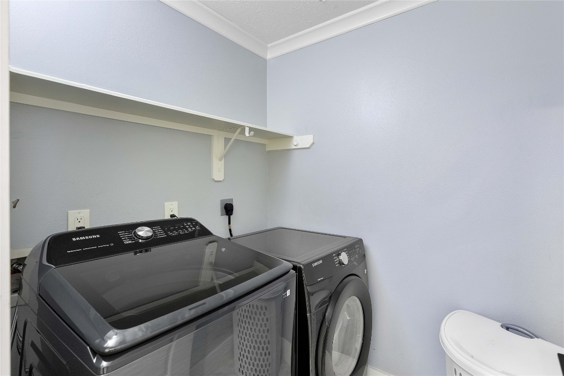 405 Mystic Trail Loop Houston, TX 77339 - Photo 20 of 44 a utility room with dryer and washer