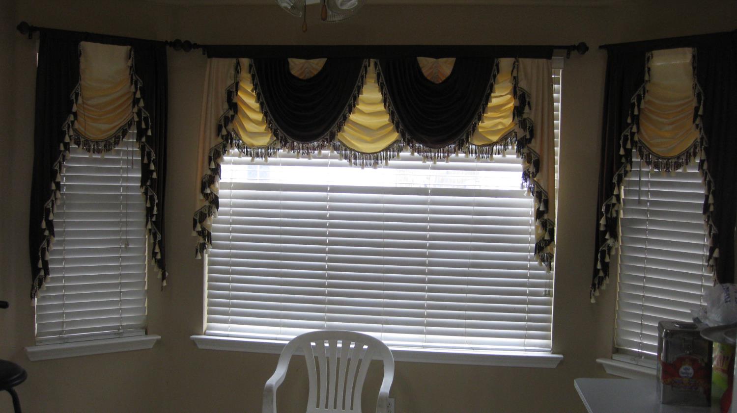 2705 Hicks Street Selma, CA 93662 - Photo 7 of 14 a view of a balcony and front door