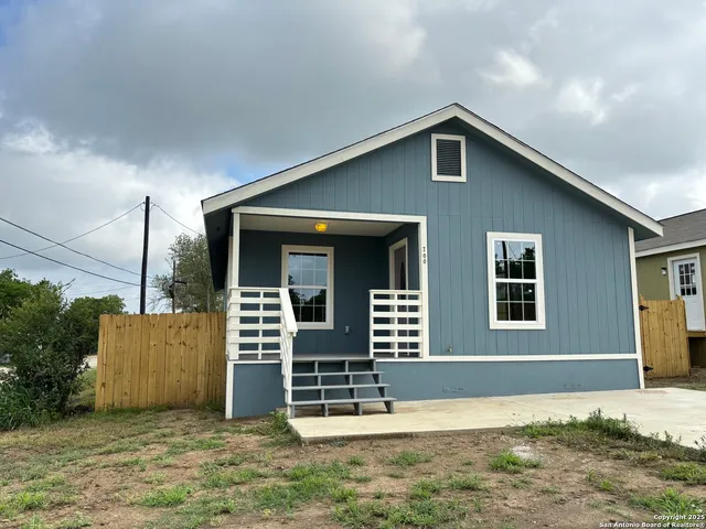 $207,900 | 700 East 5th, Nixon, TX 78140