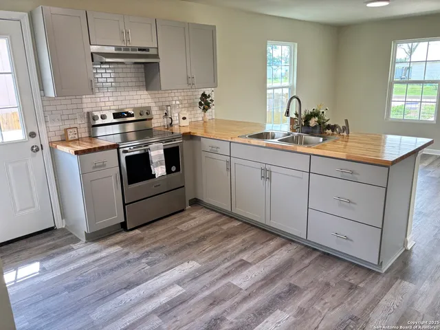 $207,900 | 700 East 5th, Nixon, TX 78140