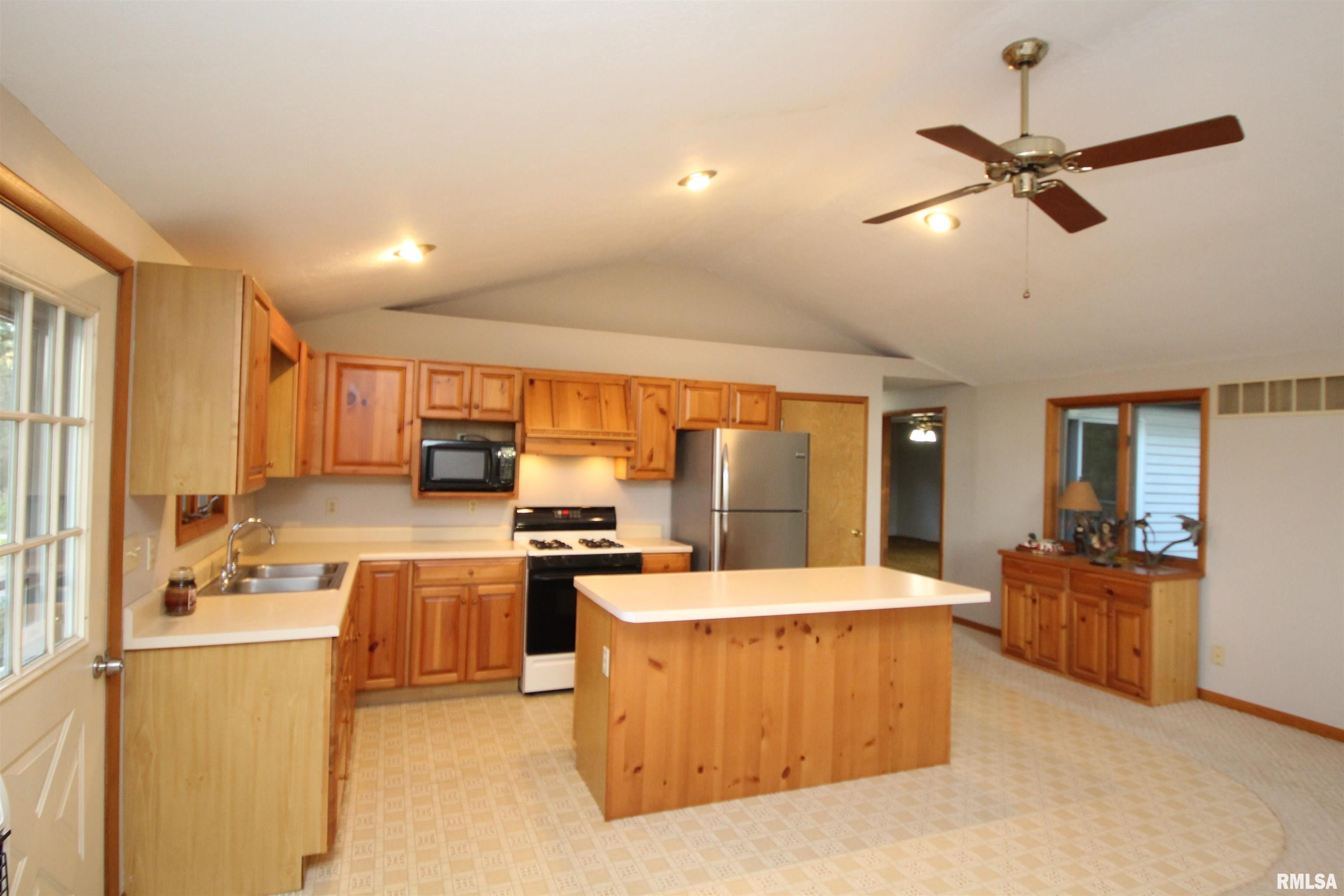 1371 Sun Road Washburn, IL 61570 - Photo 17 of 47