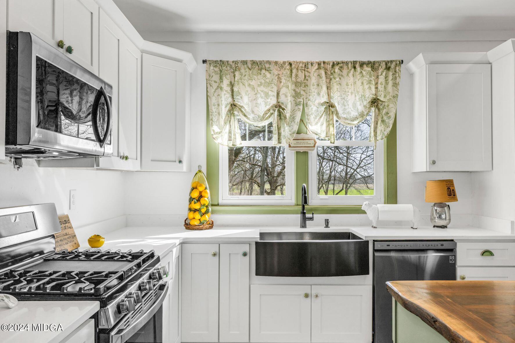 475 Brent Road Barnesville, GA 30204 - Photo 114 of 132 a kitchen with a stove a sink and a microwave