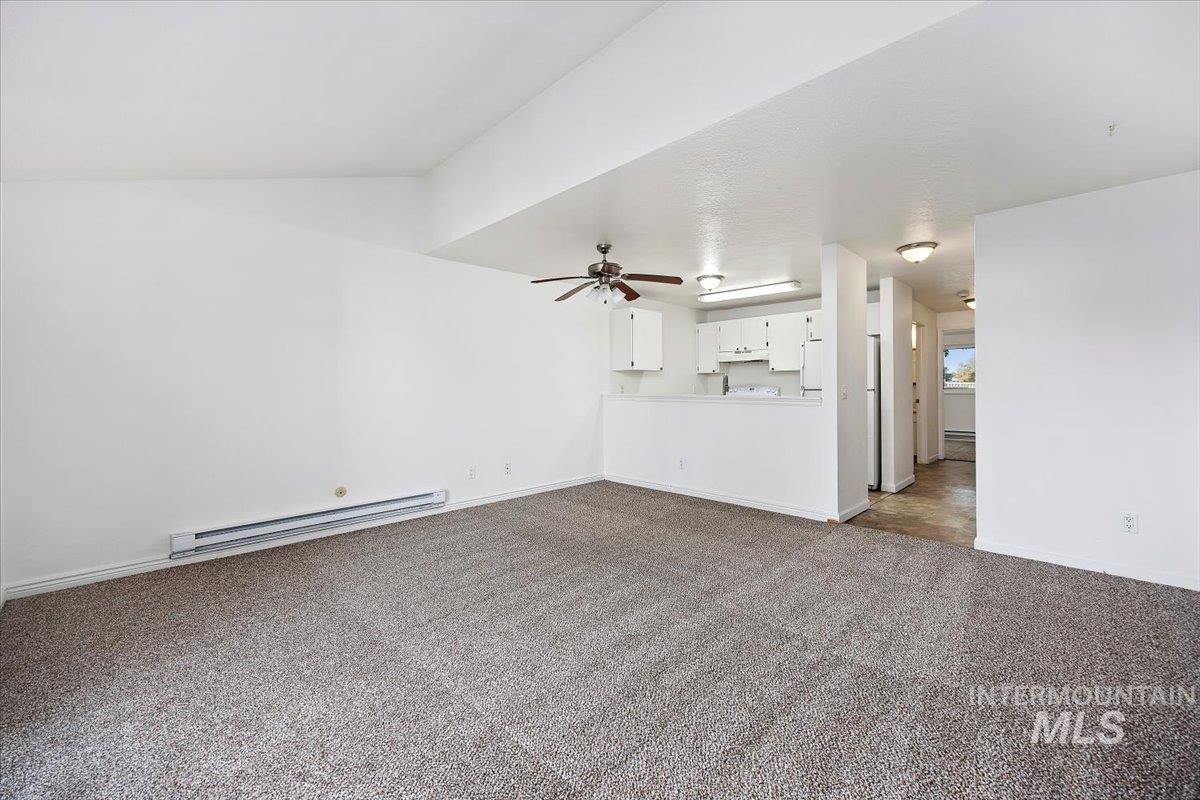 259 Pheasant Road, Unit 83 Twin Falls, ID 83301 - Photo 4 of 26 Vaulted ceiling enhancing the spacious feel of this living area, featuring a ceiling fan, and carpet flooring