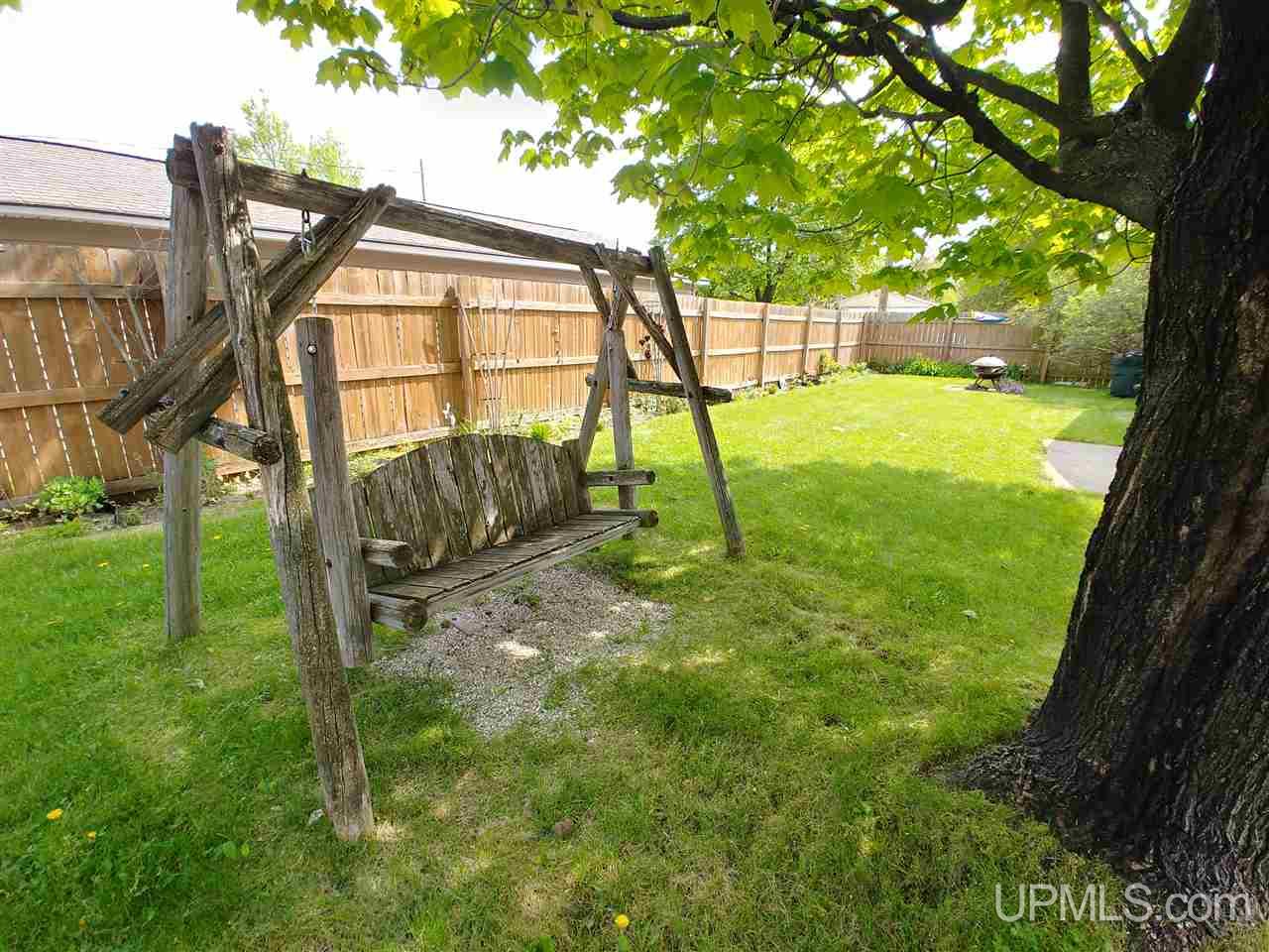 229 South Lincoln Road Escanaba, MI 49829 - Photo 3 of 31 Gallery Image 3
