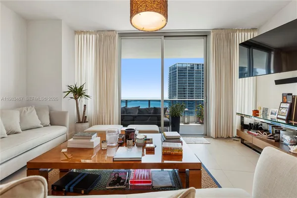 $9,000 | 200 Biscayne Blvd Way, Unit 4907, Miami, FL 33131