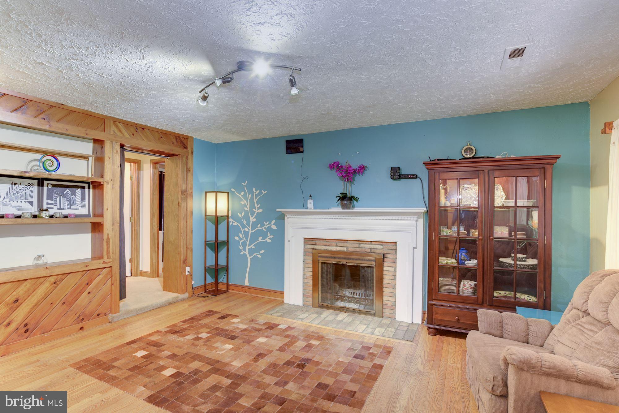 18318 Sharon Road Triangle, VA 22172 - Photo 4 of 16 Beautiful custom tile detail and built ins