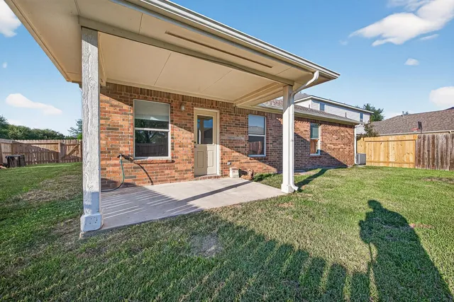 a view of a house with backyard and porch