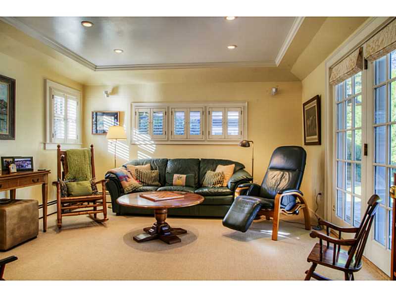 10 Whittier Road Jamestown, RI 02835 - Photo 18 of 25 Den/Family/Great Room.