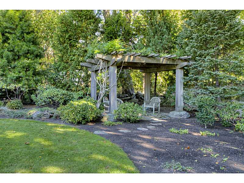 10 Whittier Road Jamestown, RI 02835 - Photo 8 of 25 Yard/Garden.