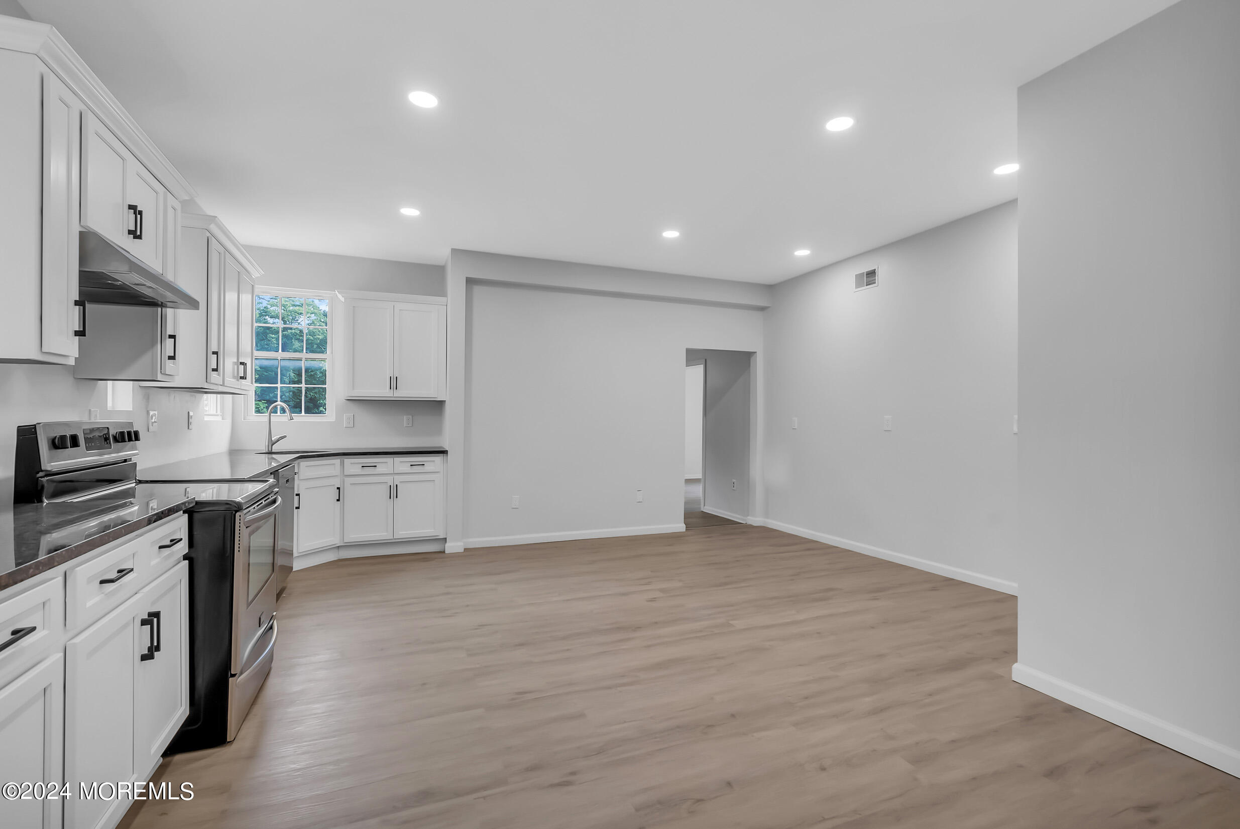 888 Anderson Road Jackson, NJ 08527 - Photo 18 of 81 a view of a kitchen with electric appliances