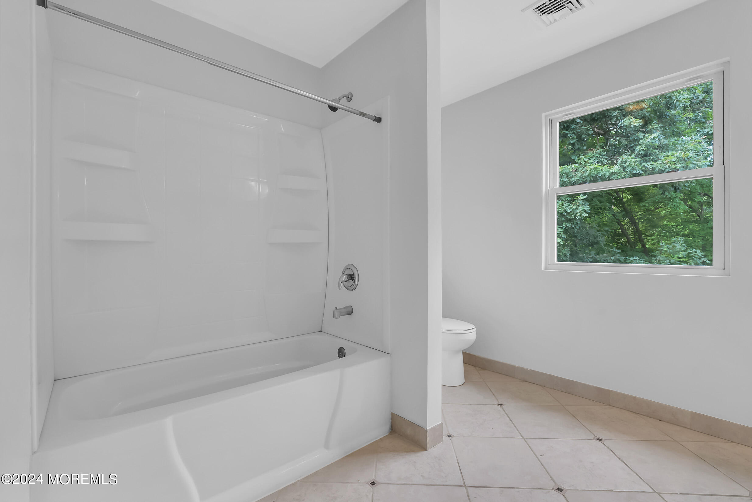 888 Anderson Road Jackson, NJ 08527 - Photo 33 of 81 a bathroom with a bathtub and window